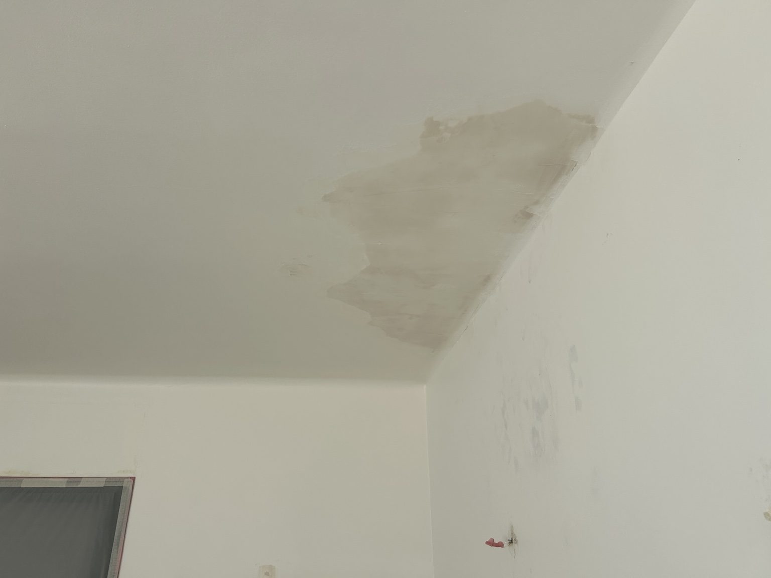 Traces d’infiltration sur le plafond et le mur