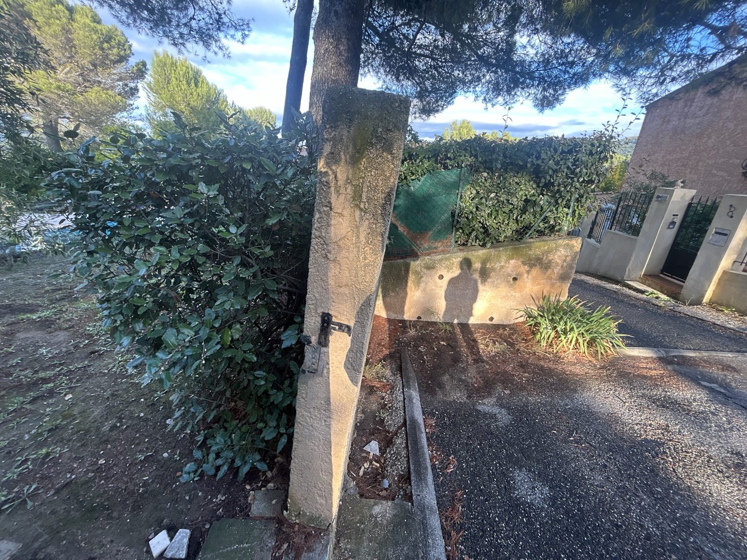 Mur et pilier dégradés avant intervention à Aubagne