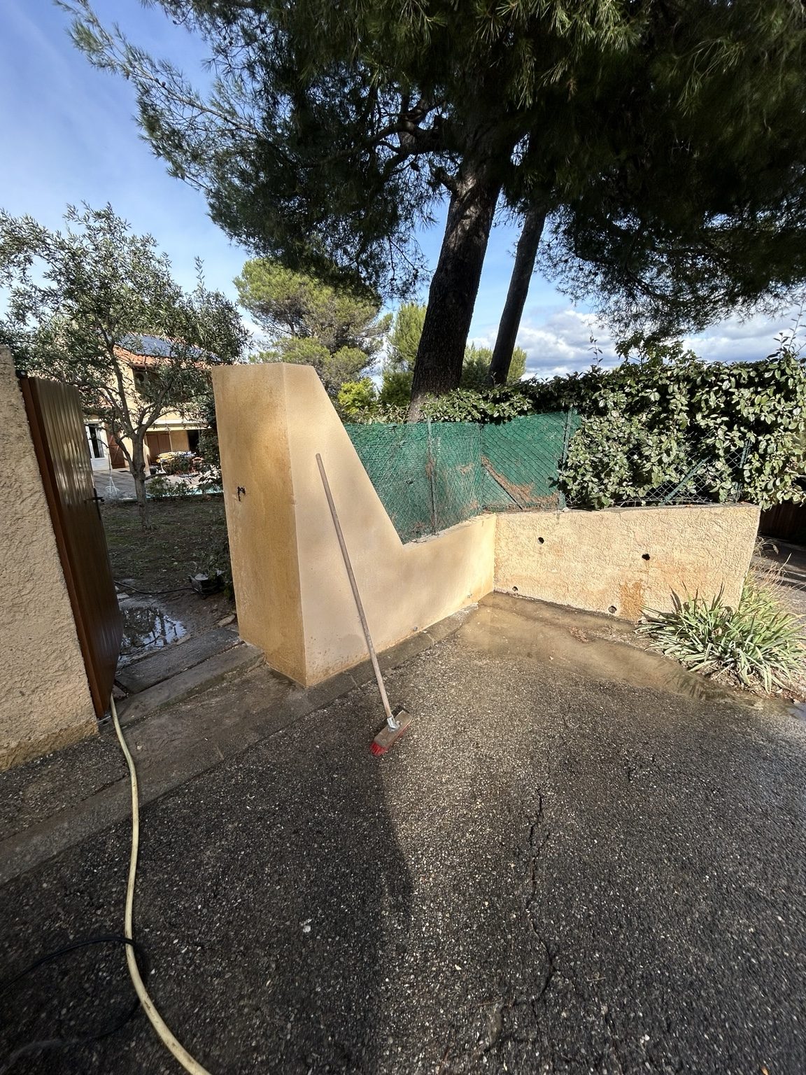 Mur et entrée repris après intervention à Aubagne